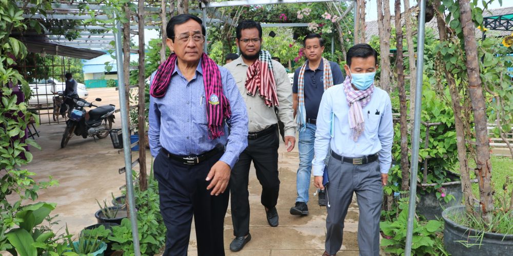 His Excellency Has Sareth of the Royal Government of Cambodia’s Ministry of Agriculture, Forestry and Fisheries joined CAST at Rathada Hatchery to discuss aquaculture for economic, health and trade potential.  Photo credit: PNN News